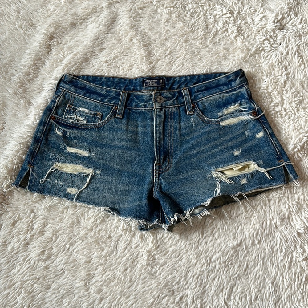 Abercrombie & Fitch Women's low rise Short jeans size 6 /28